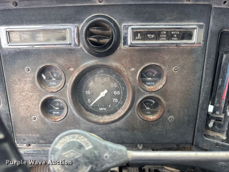 image for item DY3075 1989 Ford LT8000 grain truck