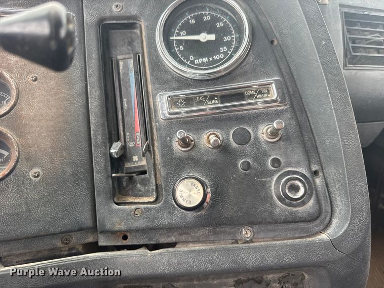 image for item DY3075 1989 Ford LT8000 grain truck