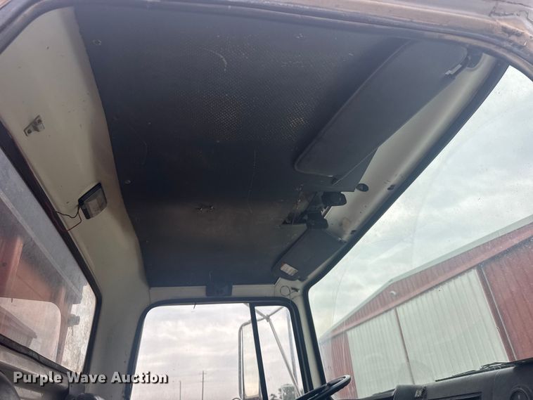 image for item DY3075 1989 Ford LT8000 grain truck