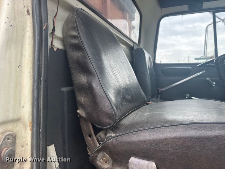 image for item DY3075 1989 Ford LT8000 grain truck