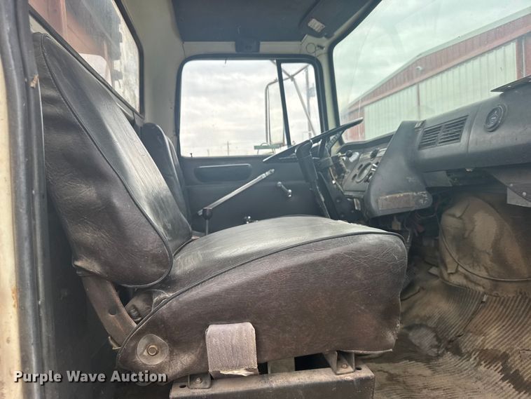 image for item DY3075 1989 Ford LT8000 grain truck