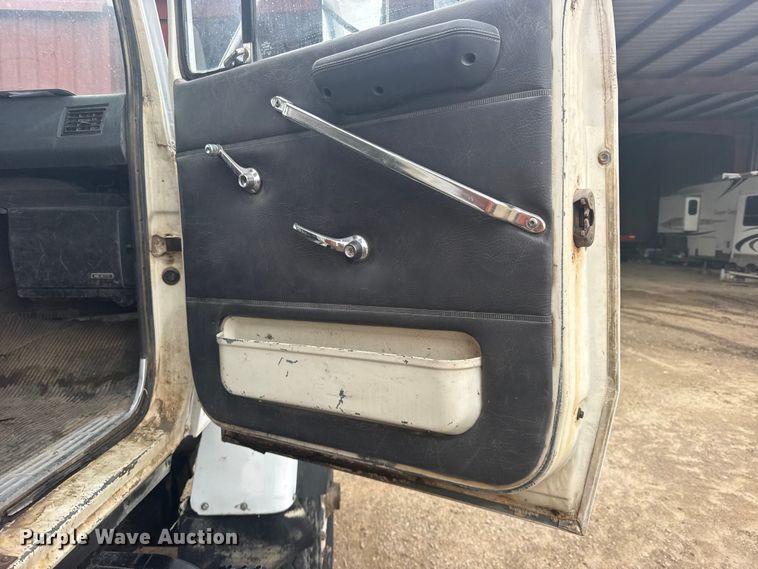 image for item DY3075 1989 Ford LT8000 grain truck