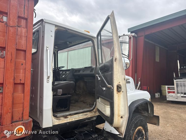 image for item DY3075 1989 Ford LT8000 grain truck