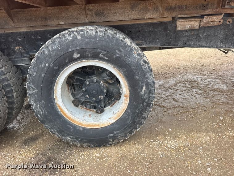 image for item DY3075 1989 Ford LT8000 grain truck