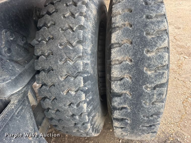 image for item DY3075 1989 Ford LT8000 grain truck