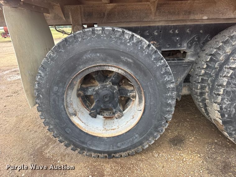 image for item DY3075 1989 Ford LT8000 grain truck