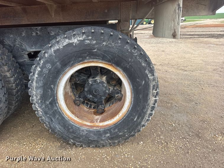 image for item DY3075 1989 Ford LT8000 grain truck