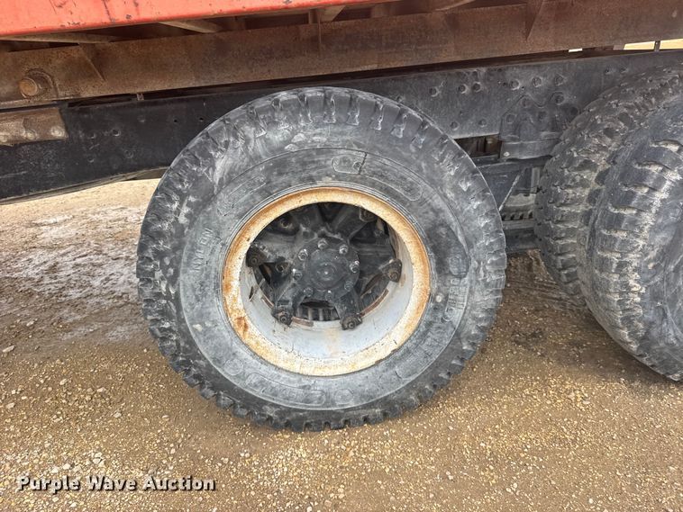 image for item DY3075 1989 Ford LT8000 grain truck