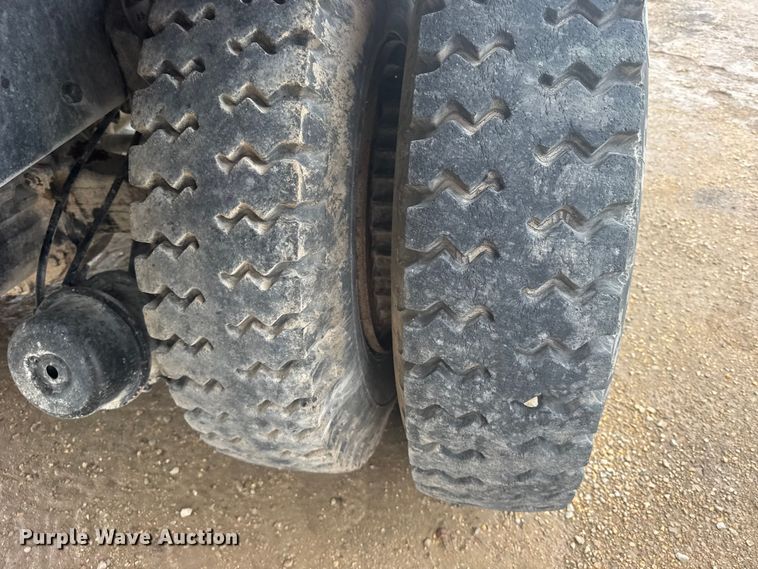 image for item DY3075 1989 Ford LT8000 grain truck