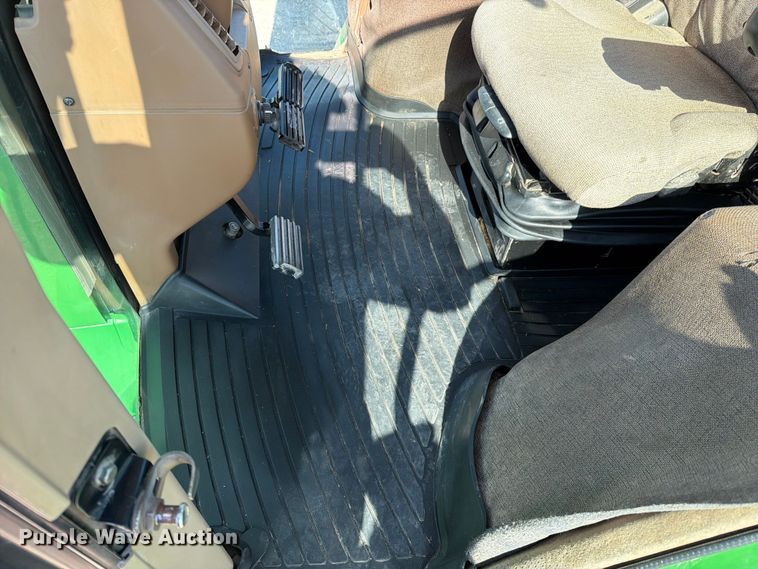 image for item EO8639 2007 John Deere 7830 MFWD tractor