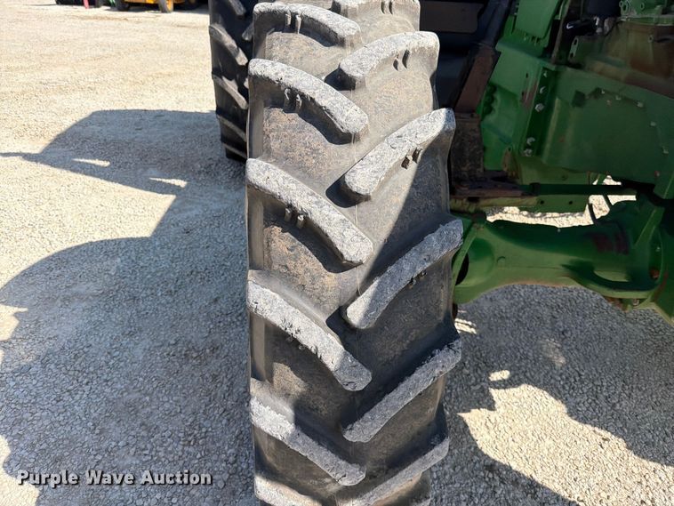 image for item EO8640 2004 John Deere 8320 MFWD tractor