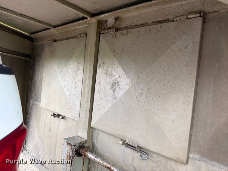 image for item EO8658 2008 Kodiak livestock trailer