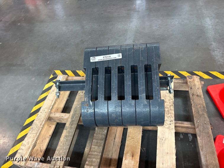 image for item ET0135 Kubota M8079 suitcase weights