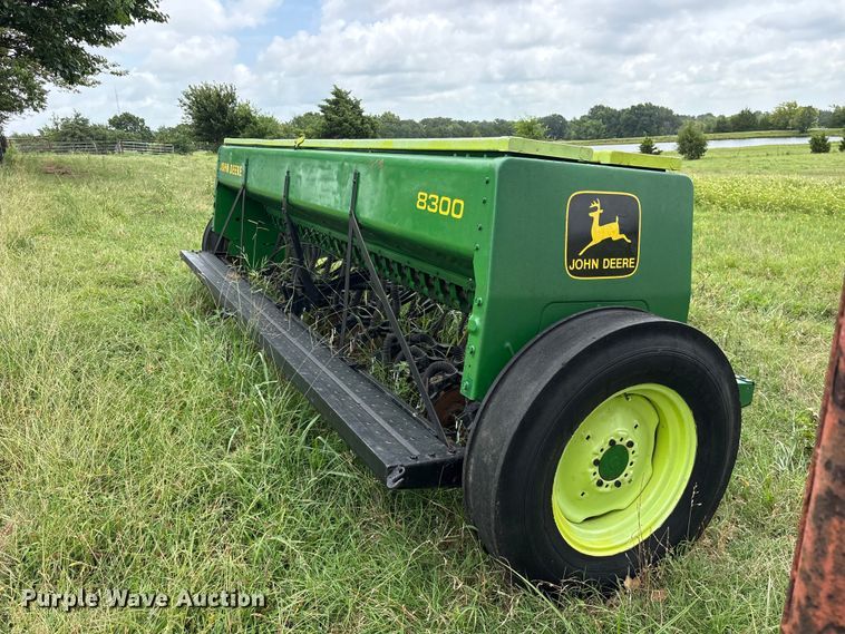 image for item ET0318 John Deere 8300 grain drill