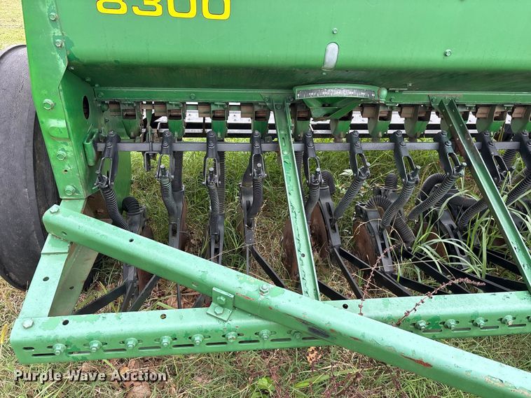 image for item ET0318 John Deere 8300 grain drill