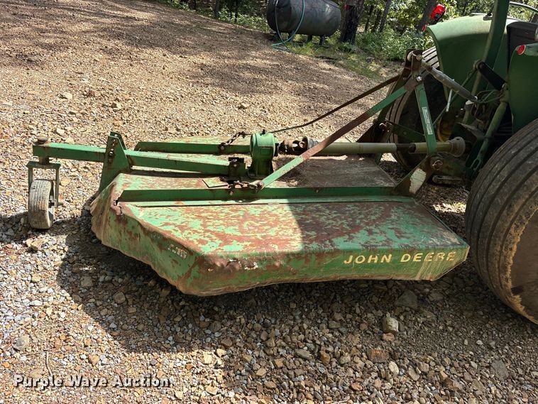 image for item ET0324 1983 John Deere 1050 tractor