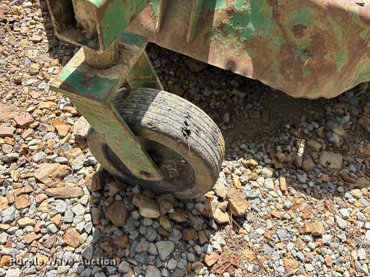 image for item ET0324 1983 John Deere 1050 tractor