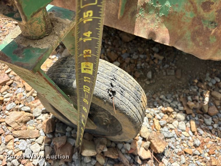 image for item ET0324 1983 John Deere 1050 tractor