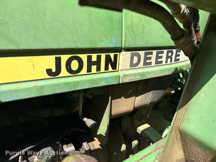 image for item ET0324 1983 John Deere 1050 tractor