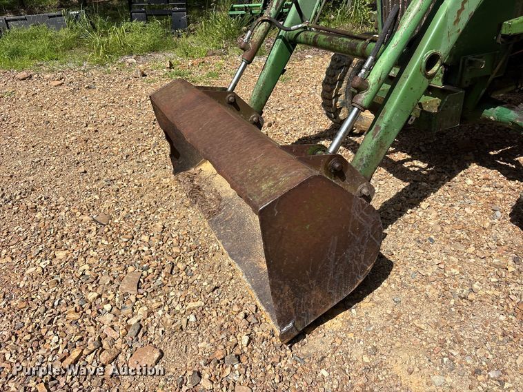 image for item ET0324 1983 John Deere 1050 tractor
