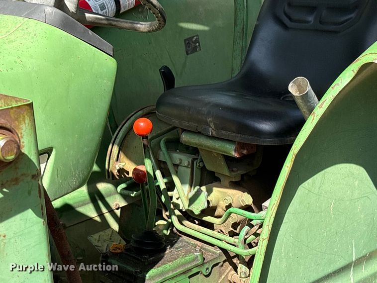image for item ET0324 1983 John Deere 1050 tractor