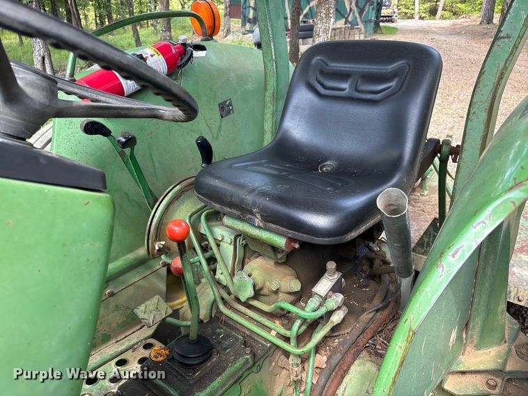 image for item ET0324 1983 John Deere 1050 tractor