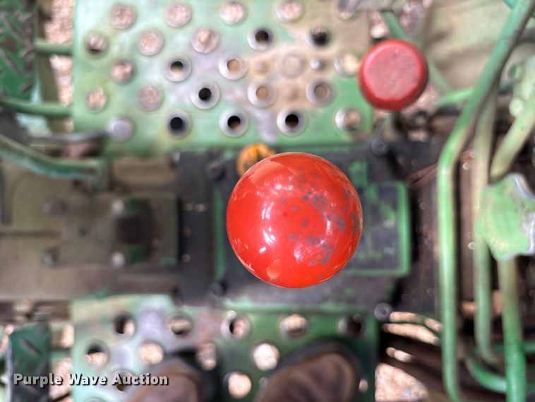 image for item ET0324 1983 John Deere 1050 tractor