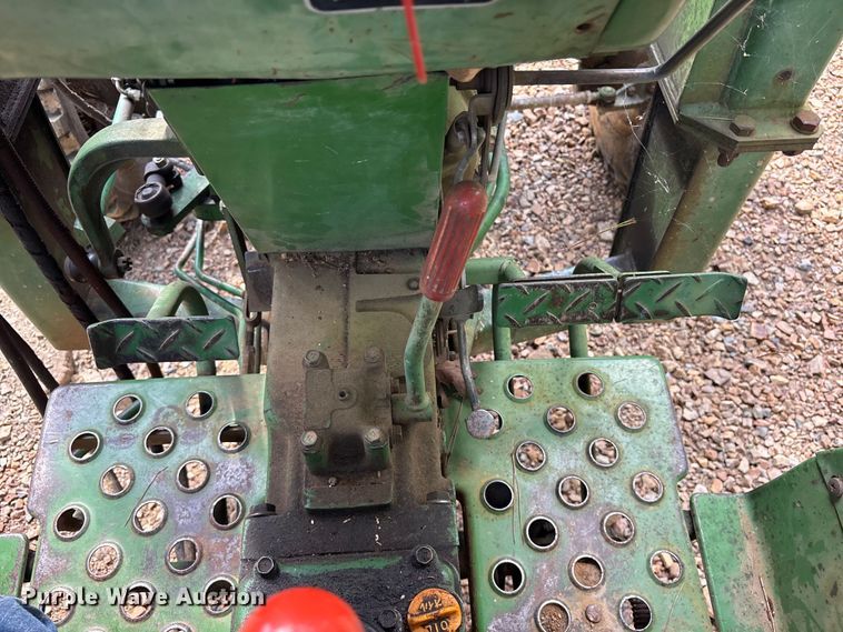 image for item ET0324 1983 John Deere 1050 tractor