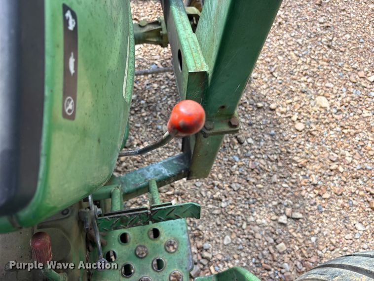 image for item ET0324 1983 John Deere 1050 tractor