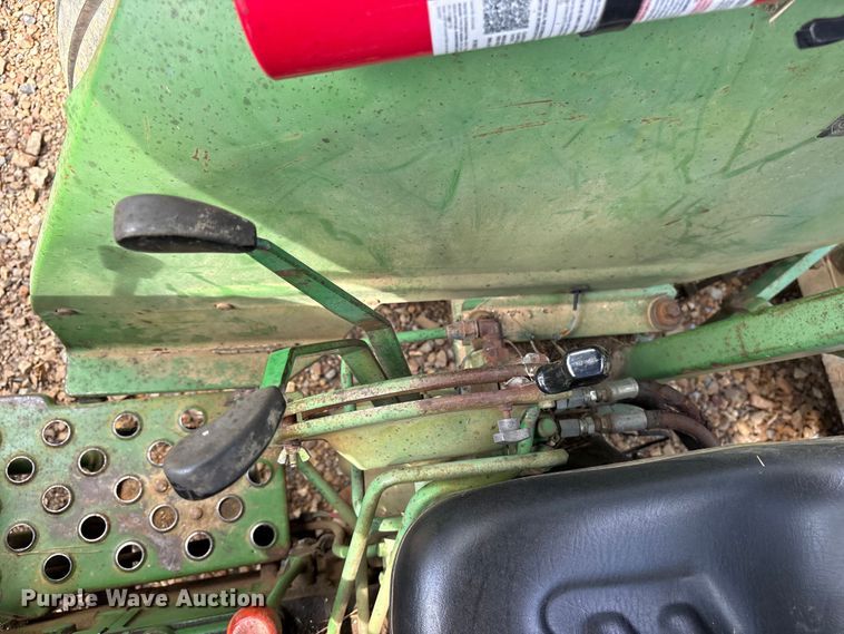 image for item ET0324 1983 John Deere 1050 tractor