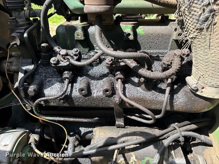 image for item ET0324 1983 John Deere 1050 tractor