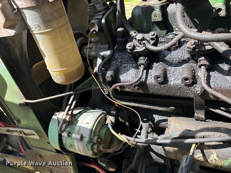 image for item ET0324 1983 John Deere 1050 tractor
