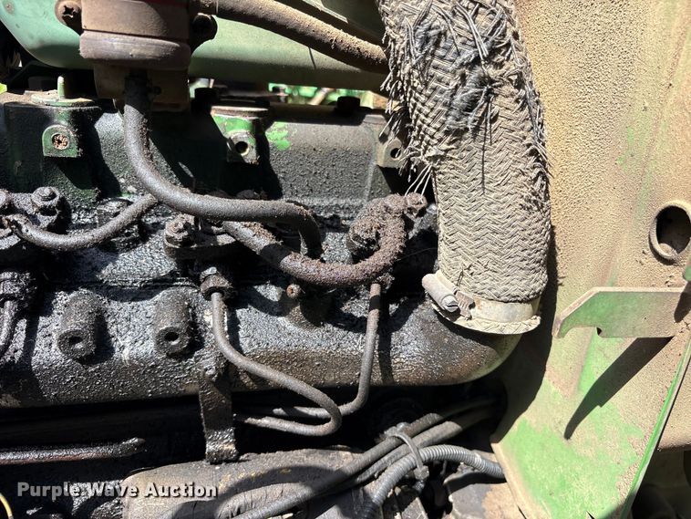 image for item ET0324 1983 John Deere 1050 tractor