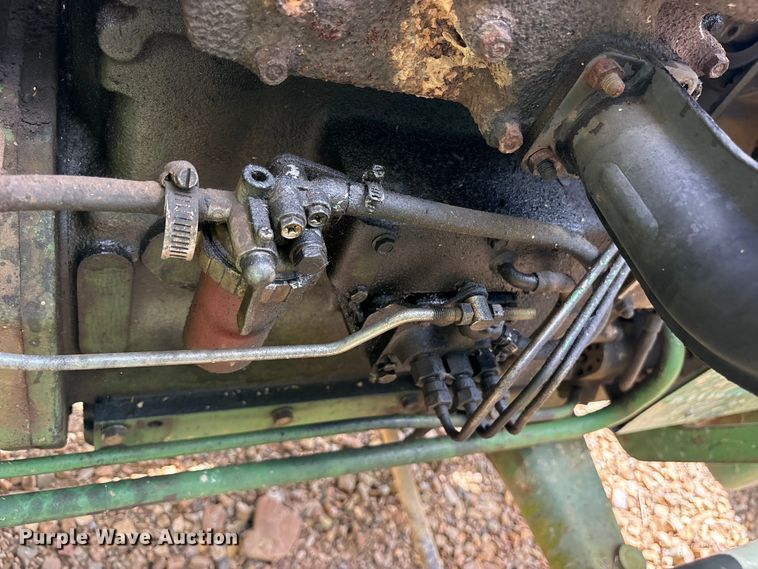 image for item ET0324 1983 John Deere 1050 tractor