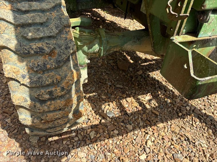 image for item ET0324 1983 John Deere 1050 tractor