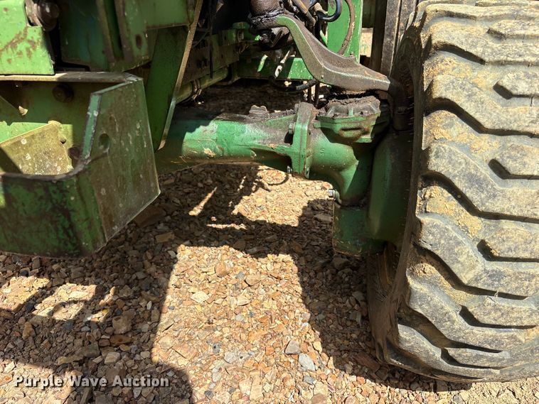 image for item ET0324 1983 John Deere 1050 tractor