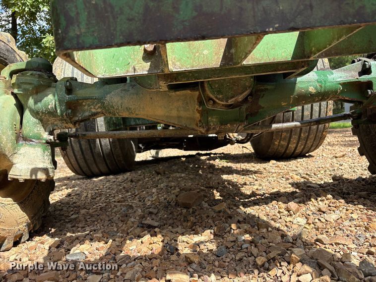 image for item ET0324 1983 John Deere 1050 tractor
