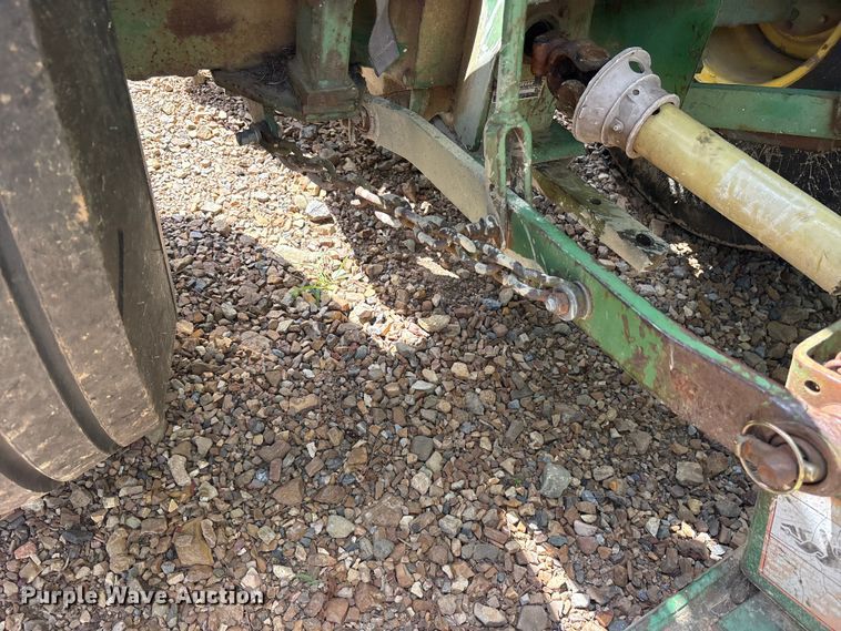 image for item ET0324 1983 John Deere 1050 tractor