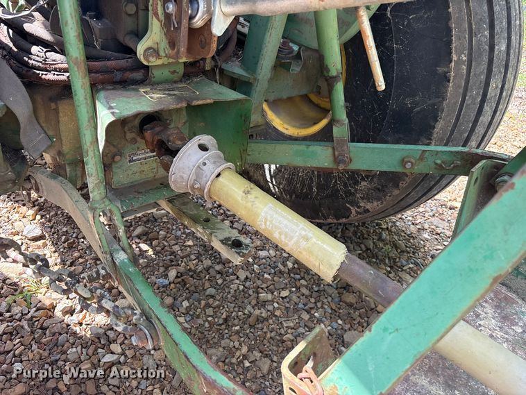 image for item ET0324 1983 John Deere 1050 tractor