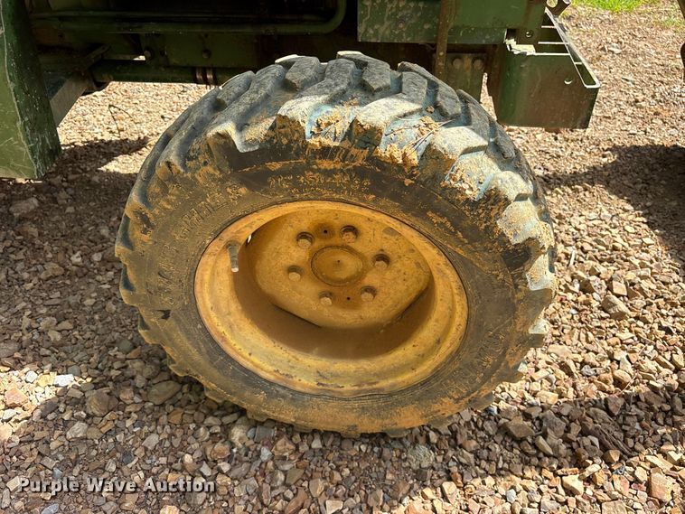 image for item ET0324 1983 John Deere 1050 tractor