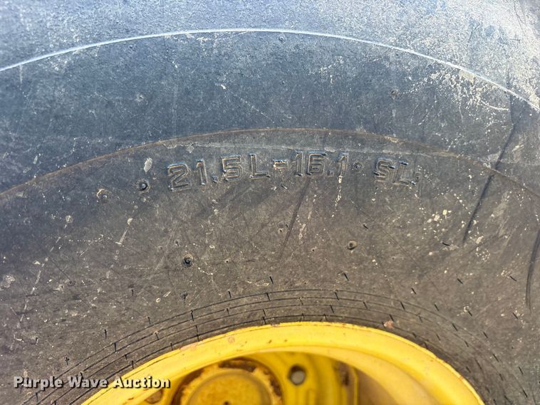 image for item ET0324 1983 John Deere 1050 tractor
