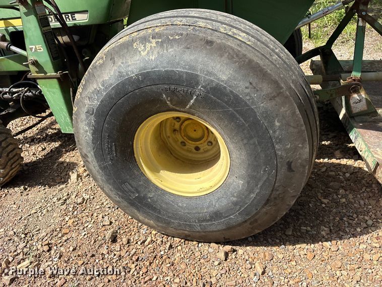 image for item ET0324 1983 John Deere 1050 tractor