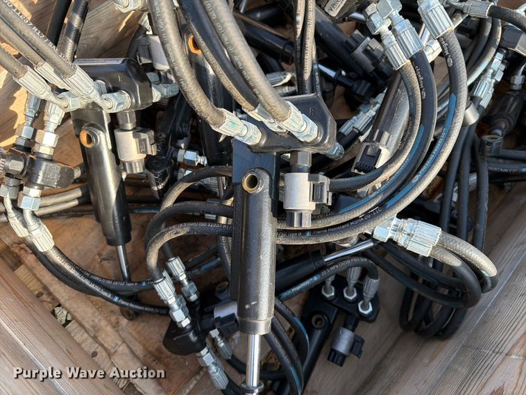 image for item EU5841 (24) Delta force hydraulic actuators