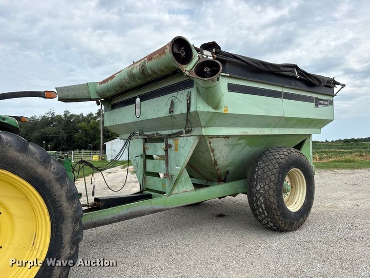 Parker 675 grain cart