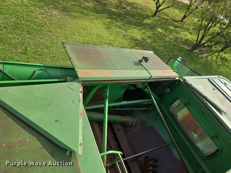 image for item EW8508 1994 John Deere 9600 combine