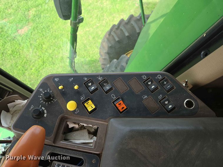 image for item EW8508 1994 John Deere 9600 combine