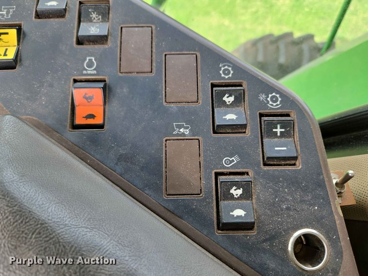 image for item EW8508 1994 John Deere 9600 combine