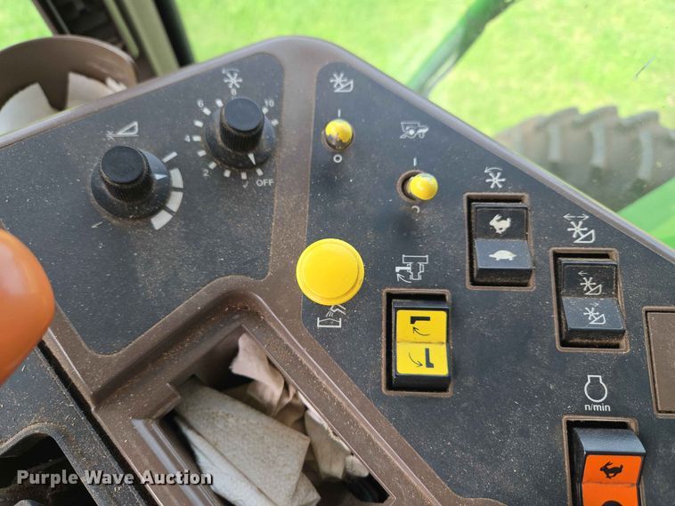 image for item EW8508 1994 John Deere 9600 combine