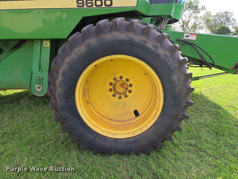 image for item EW8508 1994 John Deere 9600 combine