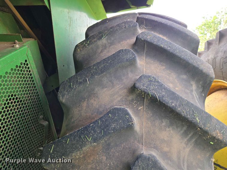 image for item EW8508 1994 John Deere 9600 combine